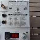 Detailní záběr na horní část mixážního pultu značky BEHRINGER, model EURORACK UB2442FX-PRO. Na přístroji je vidět nápis „ULTRA LOW-NOISE DESIGN“, sez…