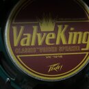 Fotografie zachycuje střed reproduktoru s červeným pozadím a žlutými prvky. Je na něm vidět nápis ValveKing™, pod ním text CLASSIC™ VOICED SPEAKER a…