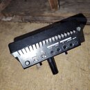 Černý plastový modul s řadou žebrování na horní straně. Na zadní straně jsou čtyři konektory s nápisy TRIGGER INPUT (CYM 2, TOM 4) a AUDIO OUTPUT (R,…