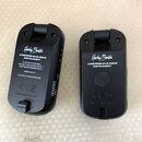 Dvě černé bezdrátové vysílače/přijímače značky Harley Benton s nápisem AIRBORNE WI-2.4GHZ INSTRUMENT. Na levém kusu je bílá nálepka s textem THOMANN…