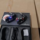 Na fotografii je bezdrátový systém pro kytaru v originální krabici. Sada obsahuje dva černé plastové vysílače/přijímače s nápisem Xvive a USB kabel.…