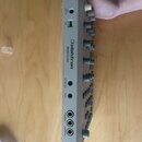 Šedý přenosný syntetizátor s nápisy Elektron a Model:Cycles. Na boku jsou umístěny konektory s popisky 5VDC 1A, USB, MIDI OUT/THRU, MIDI IN, R MAIN O…