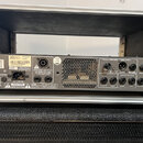 Zadní strana kytarového komba v černém provedení s kovovými hranami. Na přístroji jsou vidět nápisy TRANSFORMER BAL., LINE OUTPUT, EFFECTS LOOP a TUN…
