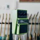 Zelený efekt pedál s nápisy Nobels, ODR-1 a Natural OVERDRIVE. Horní ovládací panel obsahuje tři černé otočné knoflíky s popisky DRIVE, SPECTRUM a LE…