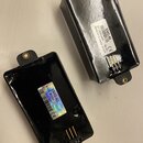 Dvě černé kytarové snímače v kovovém provedení. Na horním je bílá nálepka s nápisy EMG 80, (1)2860583, 22.01, CE a MADE IN USA 09/04/2013. Na spodním…