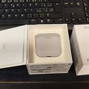 Bílé bezdrátová sluchátka v bílém originálním balení. Na krabici je nápis Bowers&Wilkins a model Pi5 S2, dále text In-ear True Wireless Headphone / E…