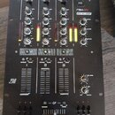 Černý DJ mixér s nápisem RMX-30 a logem RELOOP. Zařízení má tři kanály s ovládacími knoflíky pro GAIN, HIGH, MID a LOW, tři vertikální faderové posuv…