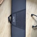 Černý obdélníkový softcase z textilie s rukojetí a ramenním popruhem. Na přední straně je bílý nápis Harley Benton. Povrch je čistý a bez viditelného…