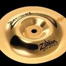 Zlatý kovový činel s výrazným středovým vyvýšením. Na povrchu je černý nápis Zildjian a pod ním menší text Ride Effect. V horní části je umístěn dalš…