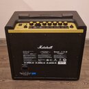 Zadní strana černého kytarového komba s nápisem Marshall. Na zadním panelu jsou viditelné technické specifikace, loga Bluetooth, CE a UKCA, nápis MAD…