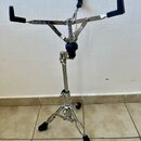 Chromovaný stojan na instrument s třemi rozpínacími rameny zakončenými černými gumovými koncovkami. Stojan má teleskopický středový sloup a rozkládac…