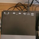Černý audio rozhraní s šedým spodním panelem, na kterém je bílé logo a nápis steinberg. Na horní hraně jsou viditelné popisky vstupů a výstupů: MAIN…