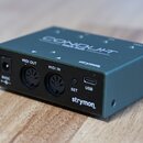 Tmavě zelený kovový box s nápisem CONDUIT MIDI hub a logem strymon na horní straně. Na předním panelu jsou konektory s popisky 9VDC, MIDI OUT, MIDI I…