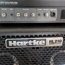 Fotografie zobrazuje basový zesilovač a reproduktorové skříně značky Hartke. Horní jednotka má nápis LH1000 1000 WATT BASS AMPLIFIER CLASS A VALVE PR…