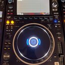 Černý digitální DJský přehrávač s nápisem Pioneer DJ a označením MULTI PLAYER CDJ-3000. V horní části je displej s nápisem SOURCE NO DEVICE a v dolní…