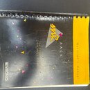 Černý spirálově vázaný manuál s žlutým pruhem na pravém okraji. Na obálce je nápis ENSONIQ, RACK a Musician's Manual. Dále je zde text 64 Voice Expan…