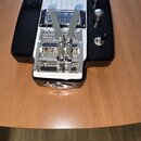 Černá elektrická kytara s bílým pickguardem a chromovaným hardwarem. Na instrumentu jsou dva humbuckery, dva oválné knofíky a přepínač. Kytara je vyb…