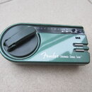 Zelený digitální ladič s připevňovacím klipem. Na přední straně je bílý nápis Fender Chromatic Green Tuner™. Jsou zde vidět tlačítka POWER a A.CALIB…