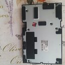 Záběr na spodní stranu černého elektronického zařízení z plastu. Na bílém štítku je uveden nápis ZOOM, Designed 2008 in Japan, Assembled in China, Mo…