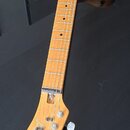 Elektrická kytara s přírodním dřevěným povrchem těla a hnedu hmatníkem. Na hlavě je viditelné logo "BRIDGE". Kytara má bílý pickguard a chromované ko…