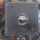 Černý magnet reproduktoru s kulatým logem, na kterém je nápis „SOUND EQUIPMENT“ a stylizovaný nápis „KVEY“. Vedle loga je svisle napsaný kód „15854EK…