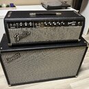 Kytarový kombozesilovač a samostatná reproboxová skříň v černém vinylu s šedou texturovanou přední síťovkou. Horní jednotka nese logo Fender a nápis…