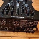 Zadní strana černého DJ mixeru značky ALLEN&HEATH. Na zadním panelu je nápis ALLEN&HEATH XONE:23C a štítek s sériovým číslem 10CH000180160. Jsou zde…