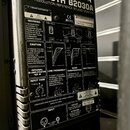 Zadní strana studiového monitoru značky behringer s nápisem TRUTH B2030A HIGH-RESOLUTION REFERENCE STUDIO MONITOR. Na panelu jsou viditelné ovládací…