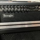 Kytarový zesilovač v černé barvě s černým textilním potahem. Na přední straně je bíločerné logo Boogie a nápis MARK IV. Horní panel obsahuje řadu ovl…