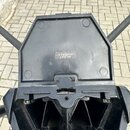 Černý plastový předmět s nápisem U.S. PATENT No. 4,770,380 na stříbrném štítku. Povrch je matný s několika viditelnými škrábanci a prachem. Konstrukc…