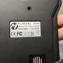 Fotografie zachycuje spodní část černého elektronického zařízení z plastu. Na přístroji je nalepený štítek s logem M-LIVE a texty: „M-LIVE S.R.L. B.B…