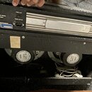 Zadní strana černého kytarového komba s texturovaným povrchem. Na horním panelu jsou nápisy „BETRIEBSWERTE“, „220 V 50/60 Hz~“, „Pmax Max = 250 W“, „…