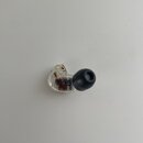 Jedno špičkové sluchátko in-ear s průhledným plastovým tělem a černou silikonovou koncovkou. Na boku těla je viditelný nápis SE535. Vnitřní komponent…