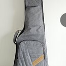 Šedý poloměký pouzdro (gig bag) na hudební nástroj s dvěma zipovými kapsami. V dolní části je hnědý dekorativní pruh a kulaté logo s písmenem „C“. Po…