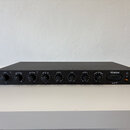Černý rackový procesor s nápisem Vitalizer a logem spl. Přední panel obsahuje osm otočných ovladačů s popisky DRIVE, BASS SOUND, BASS COMP, MID-HI TU…