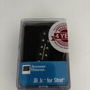 Průhledný plastový box obsahuje černý kytarový snímač s bílým nápisem Seymour Duncan. Na modrém štítku je uveden název JB Jr.™ for Strat®. V horní čá…
