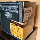 Kytarové kombo značky Peavey, model BACKSTAGE II®, v černé barvě s povrchem imitujícím kůži. Na přední straně je ovládací panel s knoflíky, přepínači…