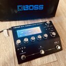 Černý efektový procesor s nápisem BOSS GT-1000CORE GUITAR EFFECTS PROCESSOR. Zařízení má digitální displej, pět ovládacích knoflíků a tři tlačítka. V…