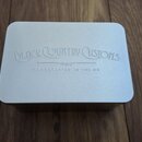 Stříbrná kovová krabička s zaoblenými rohy. Na víčku je vyražen nápis BLACK COUNTRY CUSTOMS a pod ním menší text HANDCRAFTED IN THE UK. Povrch je mat…