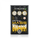 Černý efektový pedál s nápisem TC HELICON a názvem modelu CRITICAL MASS. Na horní straně jsou tři bílé otočné ovladače s popisky STYLE, MIX a REVERB.…
