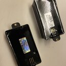 Dvě černé elektrické snímače kytary v plastových krytech. Na jednom je nálepka s nápisy EMG-81, 3101, MADE IN USA, (2)13022201, 08/07/2020 a symbol C…