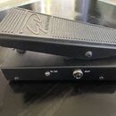 Černý efekt pedál s žebrovaným povrchem horní části. Na horní ploše je logo v podobě stylizovaného podpisu a nápis optical control. Na spodní hraně j…