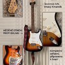 Elektrická kytara s tělem v sunburst provedení, bílým pickguardem a tmavým hmatníkem. Na hlavě krku je nápis SKYLARK. Kolaž obsahuje detailní snímky…