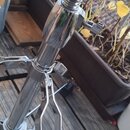 Chromovaná kovová stojka s teleskopickým mechanismem a rozkládacími nohami. Horní část obsahuje zdrsněný knurlovaný prstenec a šroubovací spojku. Na…