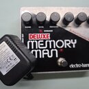 Kytarový efekt v kovovém šasi s černým povrchem a stříbrnými okraji. Na přední straně je bílý nápis DELUXE MEMORY MAN a v pravém dolním rohu logo ele…