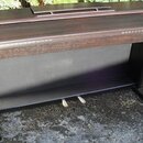 Hnědý dřevěný digitální piano v kompaktním provedení s integrovaným stojanem. Na horní desce je viditelné logo "YAMAHA". Přední část nástroje tvoří č…