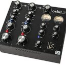 Černý mixážní pult s nápisem orbit.2 LE. Zařízení obsahuje několik otočných ovladačů, dva analogové VU metry a dvě červené kontrolky s nápisem Cue. V…