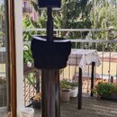 Černý mikrofonní stojan z kovového materiálu. Horní část obsahuje utahovací šroub s křídlovým knoflíkem a plastový držák. Povrch stojanu vykazuje mír…