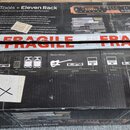 Fotografie zobrazuje dvě kartonové krabice od produktu Pro Tools + Eleven Rack. Na horní části je vidět nápis „Pro Tools + Eleven Rack“ a „Revolution…