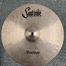 Kruhové činely z kovu s jemným žilkováním povrchu. V horní části je černý nápis Soultone a pod ním menší text HANDMADE TURKISH CYMBALS. Ve spodní čás…